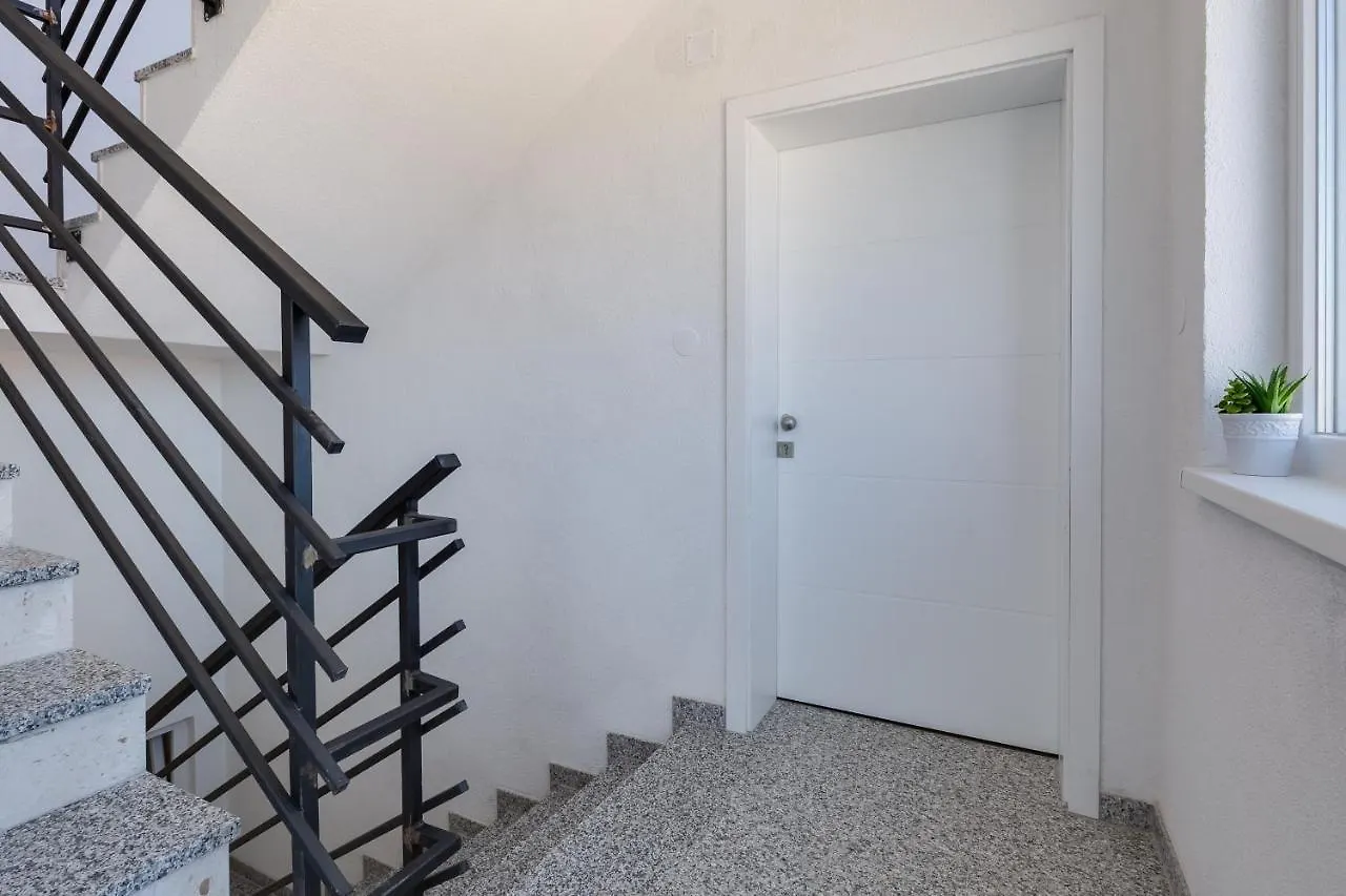 Apartmani Kastelina Vir