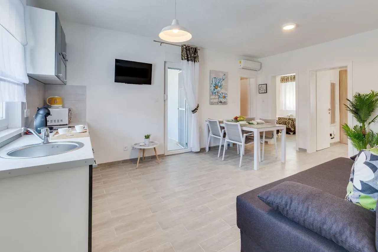 Apartmani Kastelina Vir 0*,